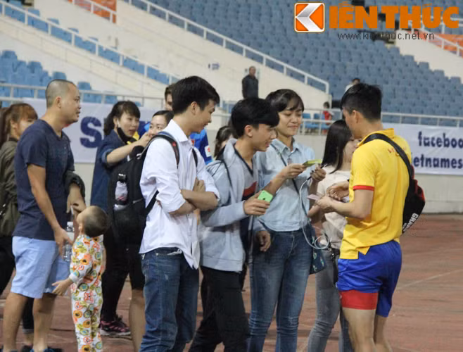 Sau khi kết thúc buổi tập cuối cùng của ĐTQG Việt Nam trên sân Mỹ Đình để chuẩn bị cho trận giao hữu lượt về với ĐT Indonesia vào 19h00 ngày 8/11, các sao của ĐT Việt Nam đã được số đông người hâm mộ bao vây.