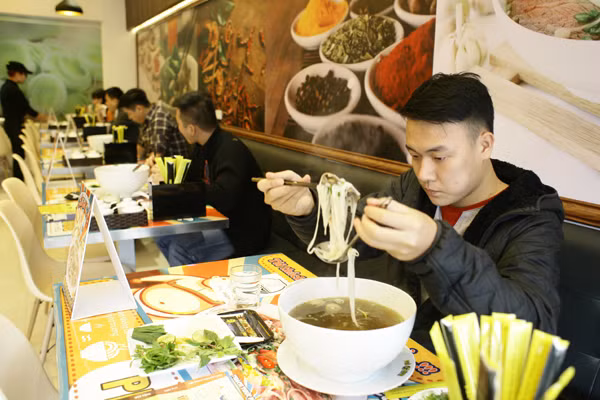 Theo chủ quán phở đặc biệt này, tổng trọng lượng các nguyên, phụ liệu tô phở khổng lồ lên đến 3,1 kg. Trong đó, chỉ riêng bánh phở đã là 750 gr. Phần nạm, gân, gầu, tái, bò viên là 232 gr. Bát phở này có phần nước lèo hơn… 2,1lit.