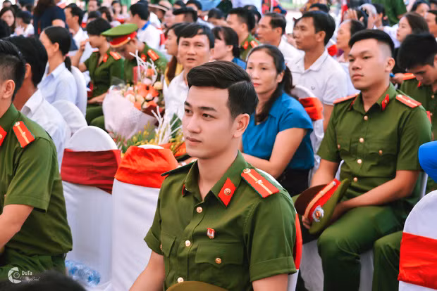  Học viện Cảnh sát Nhân dân vốn nổi tiếng là nơi sản sinh ra rất nhiều "trai xinh - gái đẹp", tài năng và nổi tiếng trên khắp cả nước. Ngoài những cái tên đã làm nên tên tuổi từng nổi tiếng trên cộng đồng mạng của trường Học viện Cảnh sát như Thái Bá Nam hay Hoàng Anh thì mới đây, dân mạng lại phải hướng về cái tên Nguyễn Vũ Duy bằng vẻ điển trai thông qua bức ảnh chụp lén. Ảnh sử dụng trong bài: FBNV.