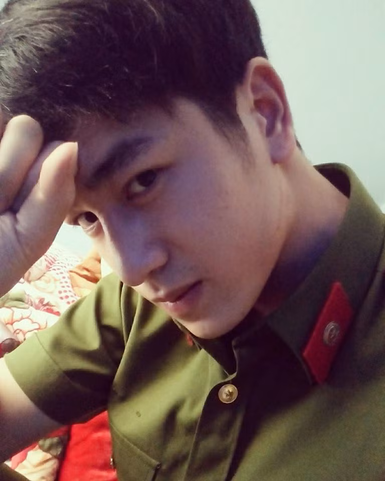 Hát hay, đàn giỏi, ở trường Duy từng được nhiều cô gái hâm mộ, tỏ tình. Tuy nhiên, thiếu úy cảnh sát lại yêu đơn phương hai năm một em gái khóa dưới ngay từ lần chạm mặt đầu tiên. Điều này lại khiến dân mạng nổi máu tò mò khi không biết nhân vật nữ khiến chàng nam thần cảnh sát này phải mê mẩn là ai và có nhan sắc ra sao?