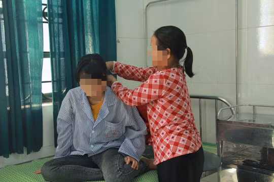 Sau khi sự việc bạo hành tại THCS Phù Ủng xảy ra, sáng 30/3 Sở Giáo dục và Đào tạo Hưng Yên đã thống nhất đình chỉ hiệu trưởng Nhữ Mạnh Phong 15 ngày để xử lý vụ việc, giáo viên chủ nhiệm lớp em Y. cũng bị điều chuyển.