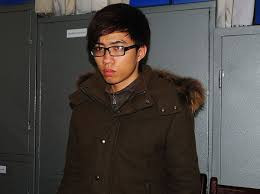 Theo lời khai của 1 số bạn cùng lớp với C cho biết, trước khi sự việc xảy ra, nạn nhân đang ngồi trong lớp và có vẻ "nhìn đểu" ra ngoài. Nhóm thanh niên thấy vậy liền khiêu khích, nhưng do C. không nghe thấy nên quay mặt vào trong và không phản ứng gì. Nhóm thanh niên thấy vậy liền khiêu khích và xảy ra vụ án.