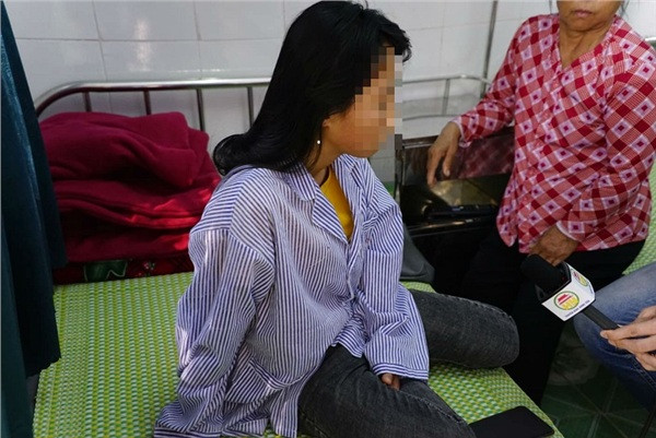 Trong sự việc trên, nhóm nữ sinh đã lột quần áo, liên tiếp đấm đá vào mặt Y. và còn quay lại clip. Điều đáng nói sự việc xảy ra ngay trên lớp học và kéo dài trong thời gian dài mà không có sự can ngăn của các bạn cùng lớp hay giáo viên.