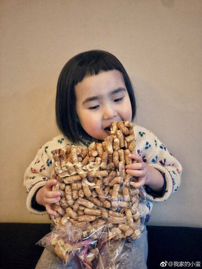 Những đoạn video ghi lại hình ảnh Tiểu Man bụ bẫm với mái tóc dễ thương cùng tốc độ ăn chóng mặt, ngon lành của cô bé đã khiến nhiều người xuýt xoa.