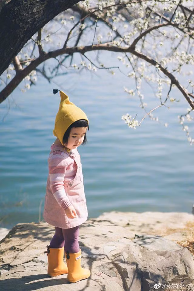 Mỗi một nơi Tiểu Man đặt chân đến cô bé đều được cha mẹ thực hiện những bộ ảnh lung linh làm kỷ niệm. Và chắc chắn đi đến đâu cô bé thánh ăn này vẫn phát huy khả năng ăn uống của mình.