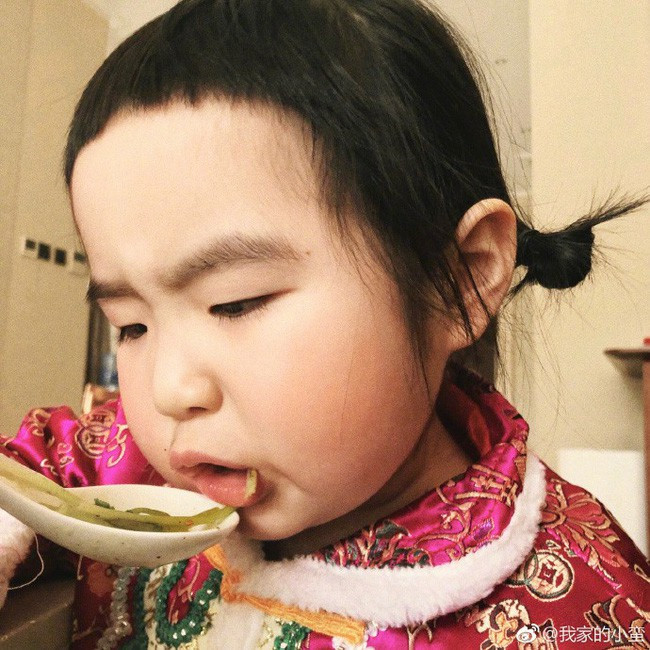 Không chỉ được gắn với biệt danh "thánh ăn nhí", cô bé Tiểu Mãn còn gây chú ý với mái tóc Maruko và gương mặt bầu bĩnh đáng yêu.