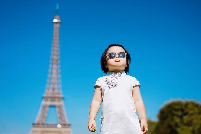 Cuộc sống của cô bé Tiểu Man cũng khiến nhiều người ganh tị khi em được cha mẹ đưa đi du lịch khắp thế giới và có những trải nghiệm phong phú ở nhiều nơi.