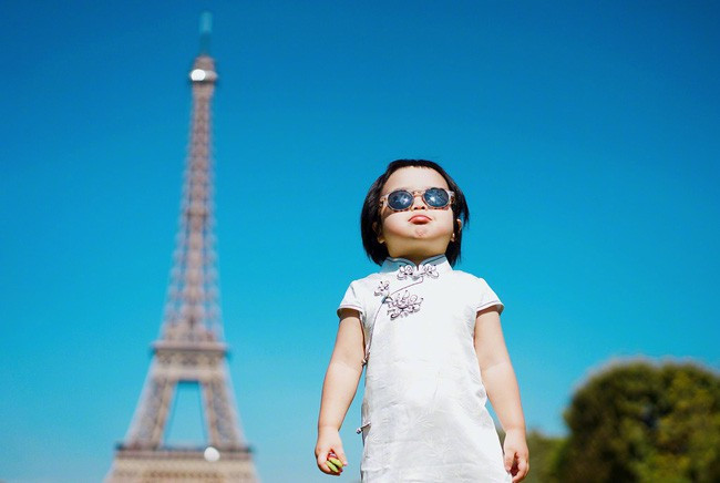 Cuộc sống của cô bé Tiểu Man cũng khiến nhiều người ganh tị khi em được cha mẹ đưa đi du lịch khắp thế giới và có những trải nghiệm phong phú ở nhiều nơi.