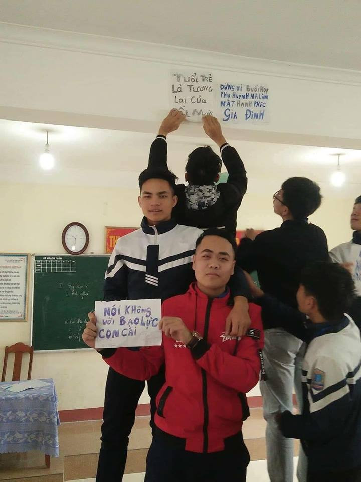 Để giảm nhẹ lực "sát thương" sau mỗi buổi họp phụ huynh, một tấm poster phủ đầu với khẩu hiệu “Đừng để buổi họp phụ huynh làm ảnh hưởng đến hạnh phúc gia đình” được các bạn học sinh dán ngay bảng tin của lớp.