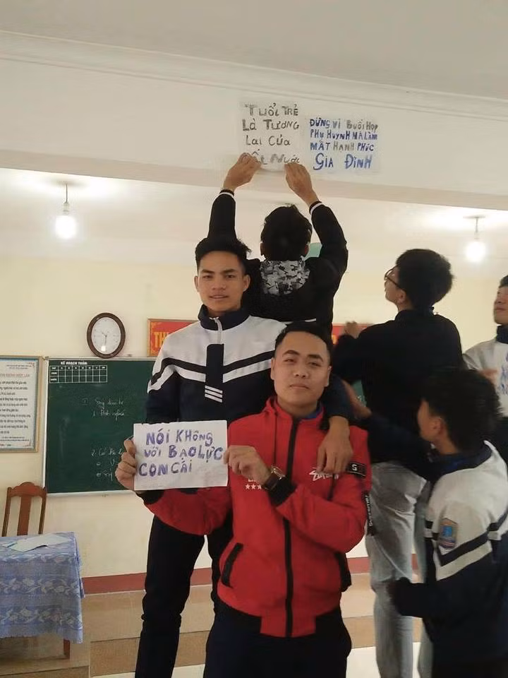 Để giảm nhẹ lực "sát thương" sau mỗi buổi họp phụ huynh, một tấm poster phủ đầu với khẩu hiệu “Đừng để buổi họp phụ huynh làm ảnh hưởng đến hạnh phúc gia đình” được các bạn học sinh dán ngay bảng tin của lớp.