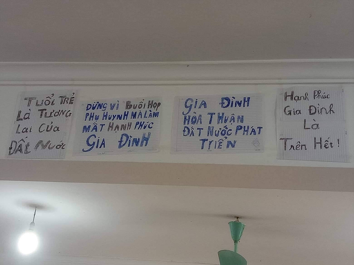 Khi thấy tấm poster với khẩu hiệu như trên khiến dân tình vừa chột dạ, một phần cười "rụng rốn" vì nhìn thấy mình trong đó.