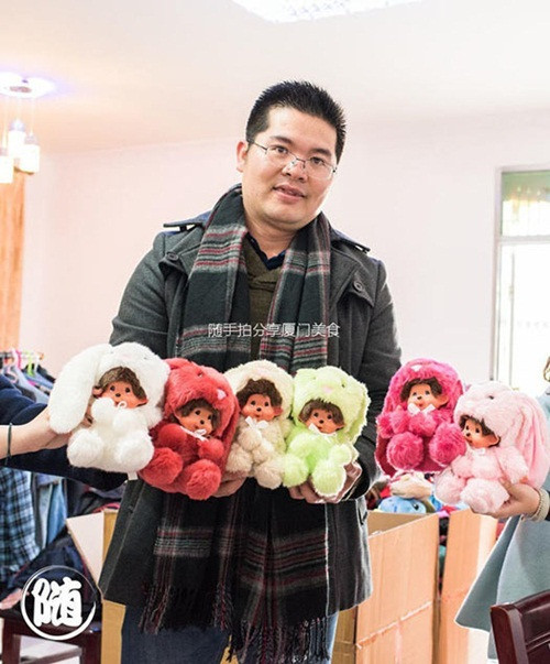 Chí Thông bắt đầu chơi trò gắp gấu bông vào tháng 7 năm 2015. Khi đó, vì không biết đi đâu chơi nên anh mới vào các cửa hàng để chơi thử một lần và đã thành công trong lần chơi đầu tiên này.