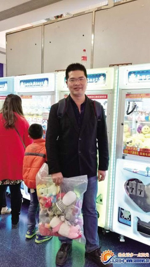 Sau lần đó, Chí Thông thường xuyên chơi gắp thú bông hơn. Điều kỳ lạ rằng, anh luôn gắp trúng khiến nhiều người nể phục.