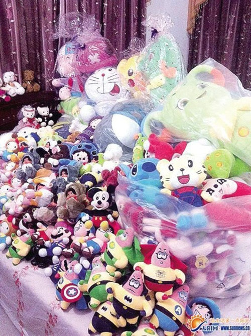 Sở dĩ, Chí Thông được mọi người gọi với biệt danh vậy là bởi chỉ trong vòng 6 tháng, anh chàng này đã gắp được hơn 3.000 thú bông tại các trung tâm mua sắm lớn.