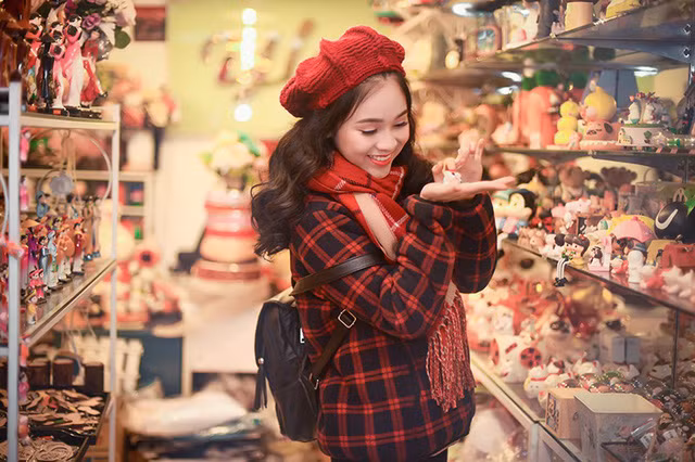 Gây ấn tượng bằng nụ cười rạng rỡ như nắng ấm, Ngọc Anh khiến nhiều người cảm giác ấm hơn trong thời tiết lạnh còn 15 độ C của Hà Nội.