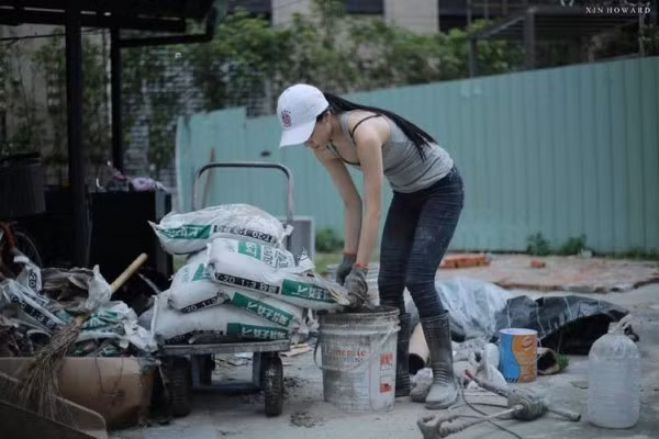 Sau khi loạt ảnh cô đang mải mê làm công việc xây dựng được chia sẻ công khai trên mạng xã hội thì Sharon Wang chính là cái tên được nhiều người tìm kiếm nhất trong vài ngày gần đây.