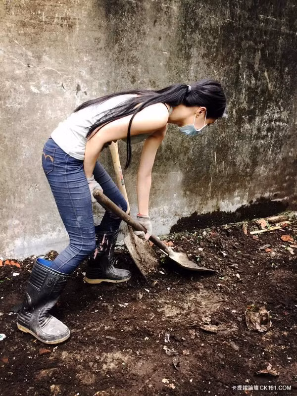 Sharon Wang tự mình thi công quán cafe chẳng thua kém gì cánh mày râu. Ảnh: CK101.