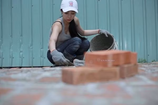 Theo tìm hiểu của cư dân mạng, cô phụ hồ xinh đẹp trên có tên Sharon Wang hiện sinh sống và kinh doanh tại tỉnh Tứ Xuyên - Trung Quốc.