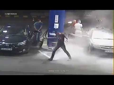 Một thanh niên Mỹ từng bị xịt thẳng bình cứu hỏa vào người khi cố tình hút thuốc trong cây xăng. Ảnh sử dụng trong bài: Sưu tầm Facebook.