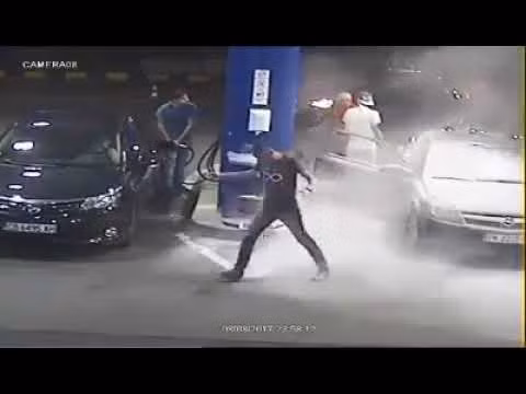 Một thanh niên Mỹ từng bị xịt thẳng bình cứu hỏa vào người khi cố tình hút thuốc trong cây xăng. Ảnh sử dụng trong bài: Sưu tầm Facebook.