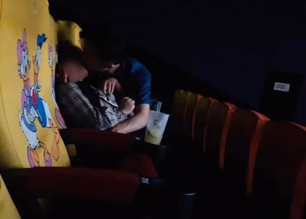 Cap doi than nhien “so soang” trong rap chieu phim khien CDM nhuc mat-Hinh-2