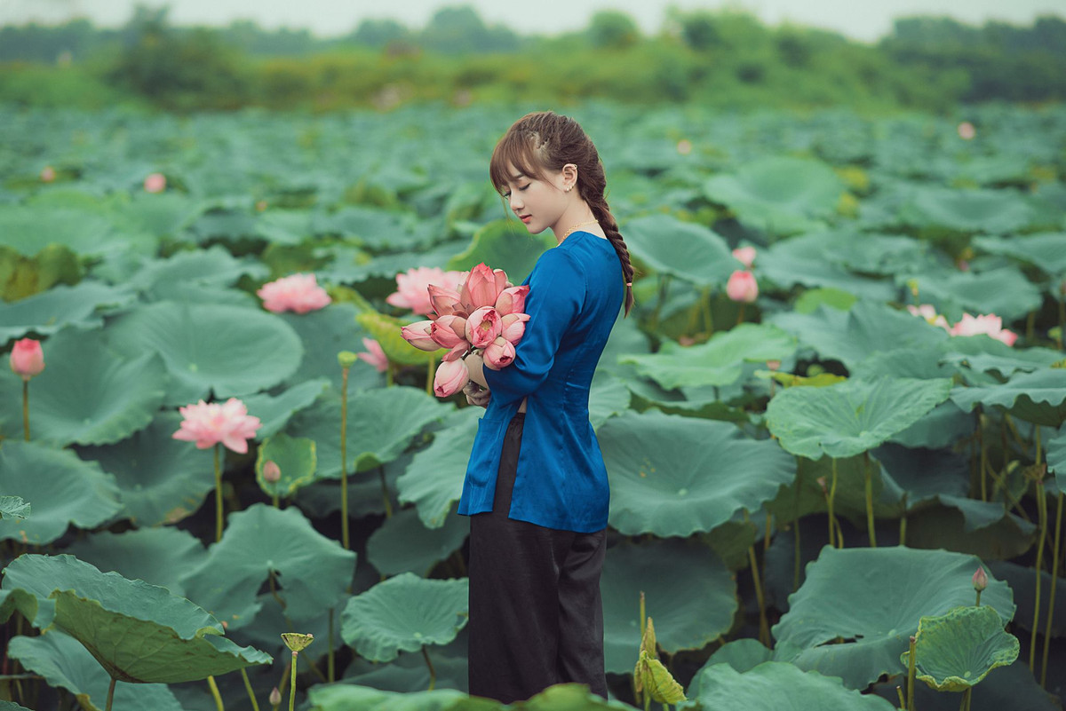 Cùng ngắm nhìn những hình ảnh cực đẹp của cô đồng trẻ khiến dân mạng "chao đảo".