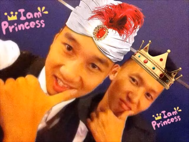 Chắc chắn, xem những bức ảnh hài hước do cầu thủ đang thuộc biên chế CLB Than Quảng Ninh này thực hiện không ít fan phải bò lăn ra cười. Từ cách biểu cảm đến khuôn mặt của Xuân Tú đều gây cười.