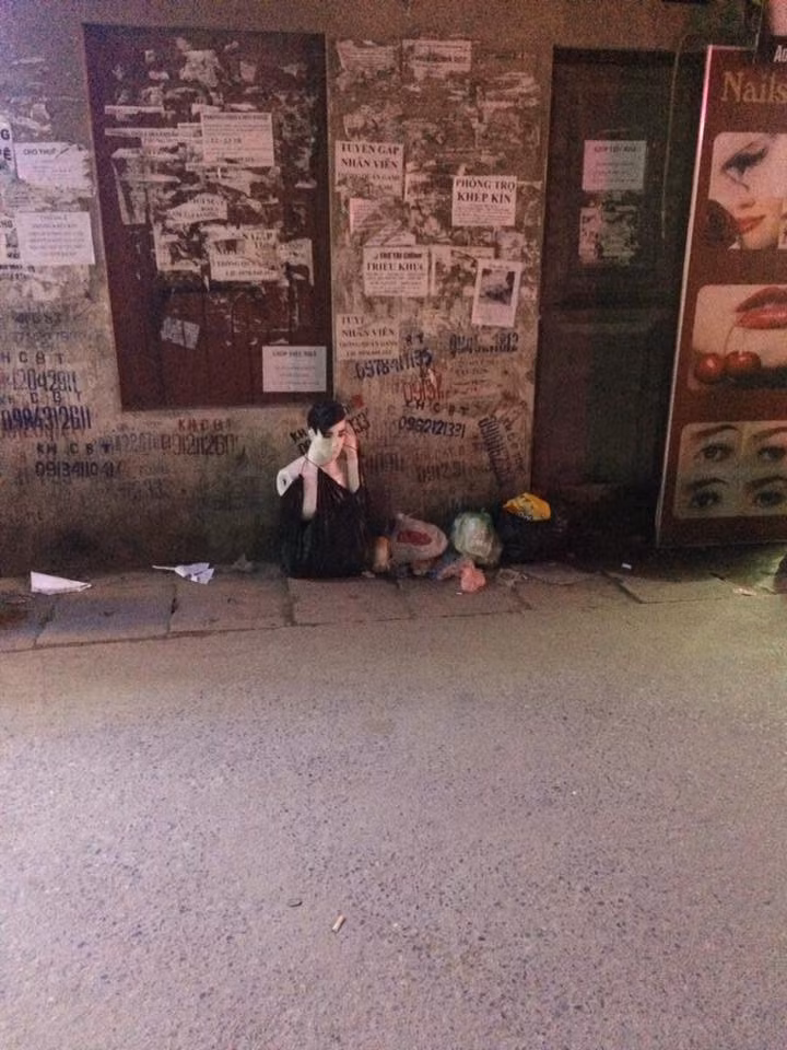 Mới đây, một thành viên có tên Đinh Lương Tiền có đăng lên group Không Sợ Chó vài bức ảnh ghi lại cảnh một túi rác có chứa thân mình của ma-nơ-canh khiến nhiều người xem giật mình.