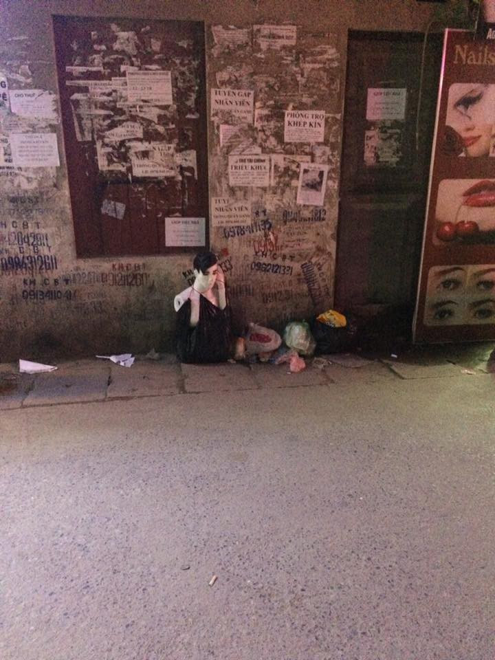 Mới đây, một thành viên có tên Đinh Lương Tiền có đăng lên group Không Sợ Chó vài bức ảnh ghi lại cảnh một túi rác có chứa thân mình của ma-nơ-canh khiến nhiều người xem giật mình.
