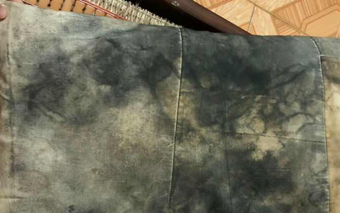 Có thể thấy trong bức ảnh được chàng trai kia đăng, chiếc gối "2 mùa nắng" của cậu bạn cùng phòng ở bẩn đã mốc đen, loang lổ đến mức khiến ai nhìn vào cũng phải rùng mình.