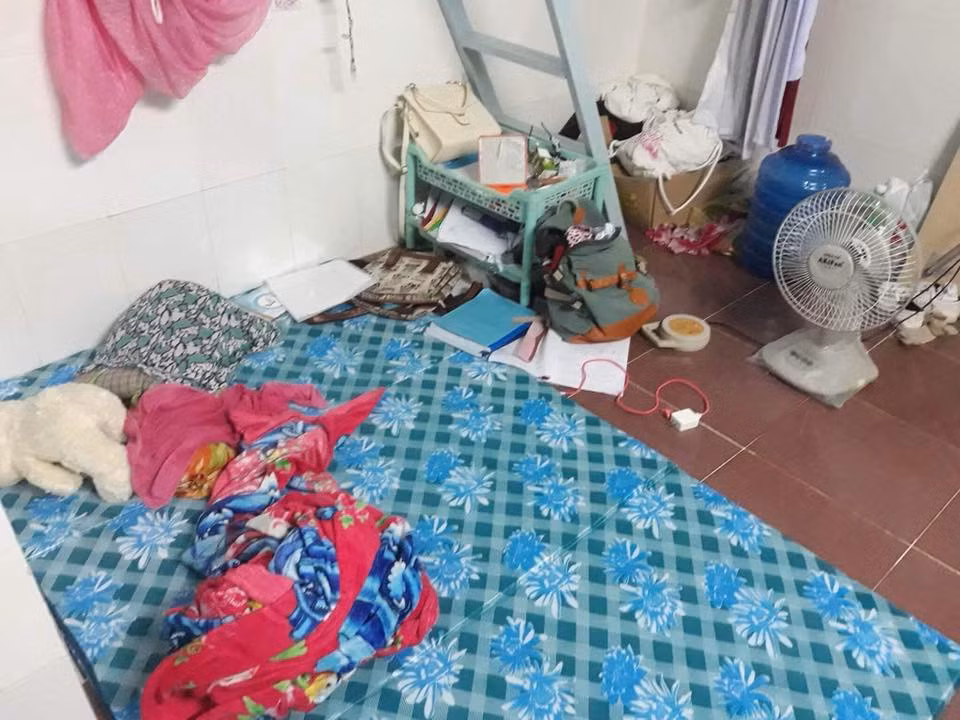 Mệt thì cũng nên dọn phòng rồi hãy ngủ chứ.