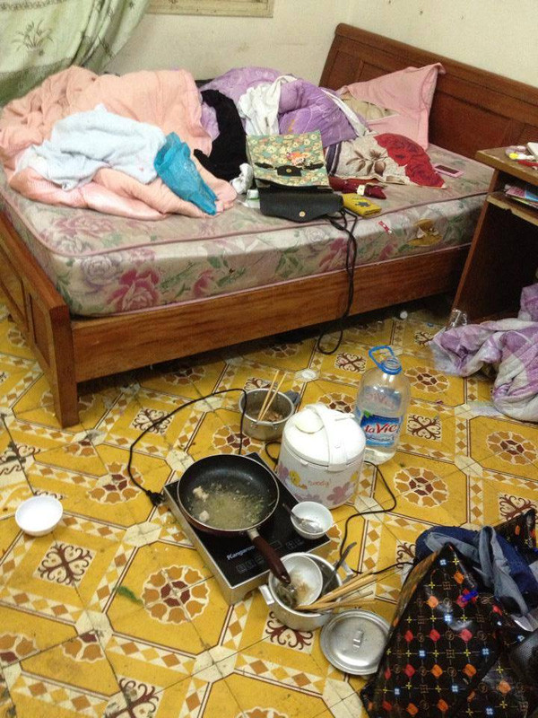 Không chỉ có quần áo vứt bừa bãi, căn phòng trọ siêu bẩn này còn có bát đĩa la liệt trên sàn nhà.