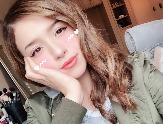 Dù nghề streamer buộc các bạn trẻ phải thức đêm chơi game, tìm kiếm thêm thông tin, điều này khiến nhan sắc và sức khỏe bị ảnh hương nhưng với Pokimane thì dường như điều đó không tổn tại. Cứ nhìn vào quẩng mắt của nữ streamer 9X này thì sẽ thấy rõ điều đó.