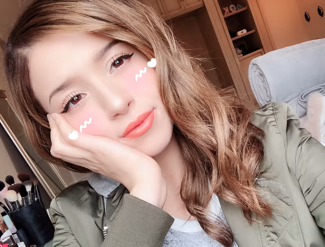 Dù nghề streamer buộc các bạn trẻ phải thức đêm chơi game, tìm kiếm thêm thông tin, điều này khiến nhan sắc và sức khỏe bị ảnh hương nhưng với Pokimane thì dường như điều đó không tổn tại. Cứ nhìn vào quẩng mắt của nữ streamer 9X này thì sẽ thấy rõ điều đó.