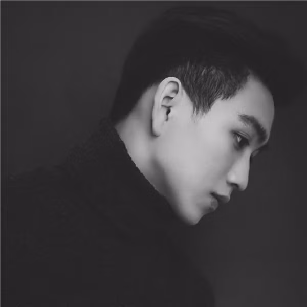 Với khuôn mặt nam tính ưa nhìn, sống mũi cao, đôi môi đẹp, Hoàng Ngọc Lâm thu hút ánh mắt người nhìn ngay từ những giây phút đầu tiên.