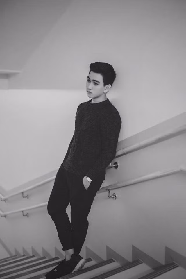 Hiện tại, Lâm được rất nhiều bạn bè tin tưởng và giới thiệu cho khách để chụp kỉ yếu, sản phẩm, lookbook. Đây cũng là cơ hội để cậu bạn này kiếm thêm chút ít bù đắp việc chi tiêu hàng ngày và tiếp tục sống với ước mơ.