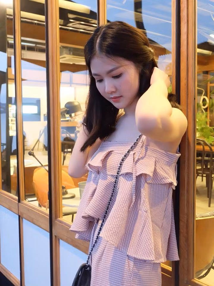 Sở hữu gương mặt xinh đẹp, vì thế sau mỗi bức ảnh Pimchanok đăng tải đều thu hút hàng trăm nghìn lượt like và chia sẻ từ cộng đồng mạng Thái Lan cũng như Việt Nam. Ảnh sử dụng trong bài: Facebook nhân vật.