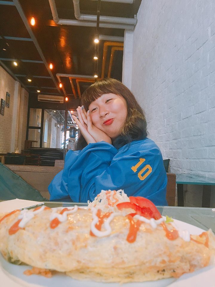 Sự quay trở lại của cô gái siêu "dị" này tiếp tục nhận được sự ủng hộ của bạn bè và cư dân mạng. Thậm chí, không ít người xem còn khuyên cô nàng nên thử tham gia một cuộc thi hài nào đó và biết đâu có ngày lại giành được giải cao.