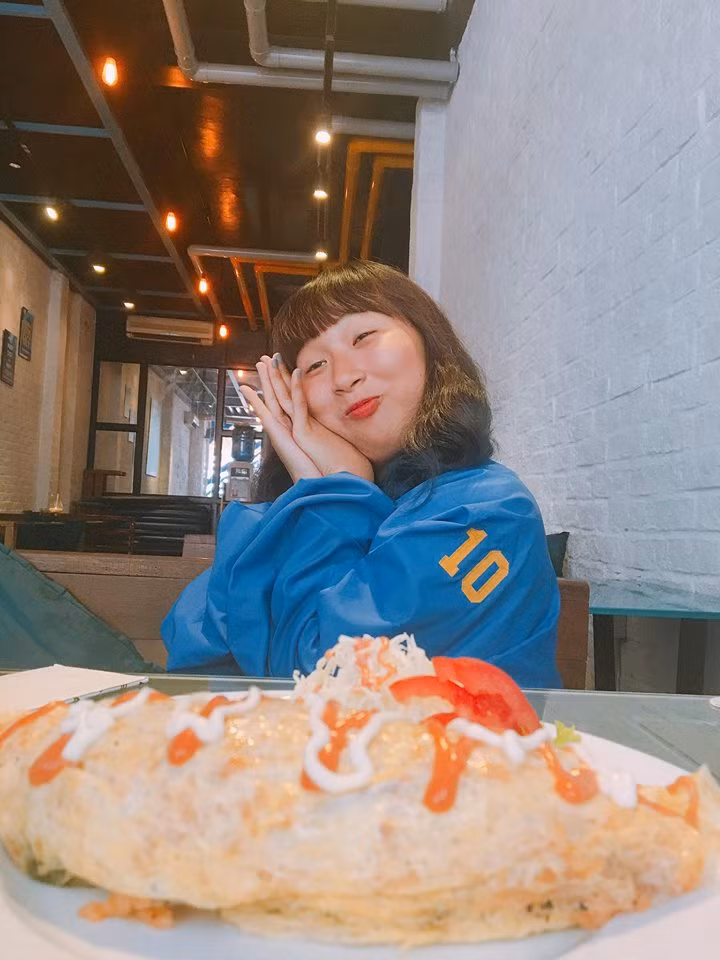 Sự quay trở lại của cô gái siêu "dị" này tiếp tục nhận được sự ủng hộ của bạn bè và cư dân mạng. Thậm chí, không ít người xem còn khuyên cô nàng nên thử tham gia một cuộc thi hài nào đó và biết đâu có ngày lại giành được giải cao.