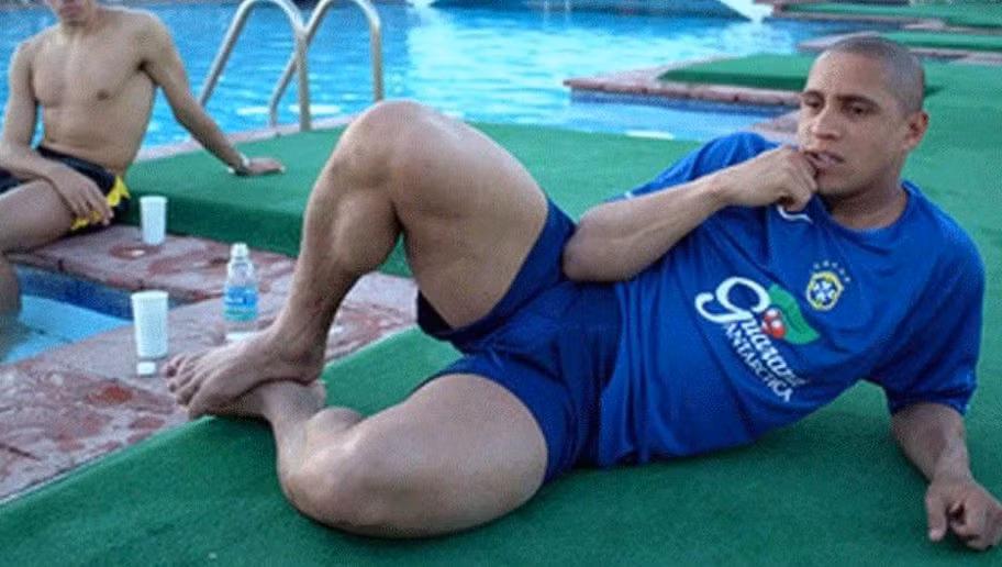 Roberto Carlos cũng là một siêu sao bóng đá sở hữu thân hình "đô con". Những cú sút đưa bóng đi với tốc độ không tưởng và lực căng đáng gờm từ chân trái của cầu thủ này là nỗi ám ảnh thường trực của bất kỳ thủ thành nào. pha sút phạt hình "trái chuối" nổi tiếng vào lưới Pháp là ví dụ điển hình.