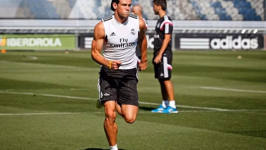 Không khác gì người đàn anh chung màu áo Real Madrid Ronaldo, bắp chân cuồn cuộn của Gareth Bale là sản phẩm của một quá trình tập luyện không ngừng nghỉ cùng chế độ ăn uống đặc biệt.