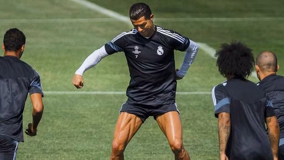 Nhờ tuân thủ chặt chẽ chế độ ăn uống nghiêm ngặt cũng như quy trình tập luyện gắt gao mà Cristiano Ronaldo, từ một siêu sao bóng đá có thân hình cò hương trở thành vận động viên sở hữu thân hình đáng mơ ước với đấng mày râu. Ngoài cơ bụng săn chắc, Cristiano Ronaldo còn vô cùng tự hào về đôi chân của mình.