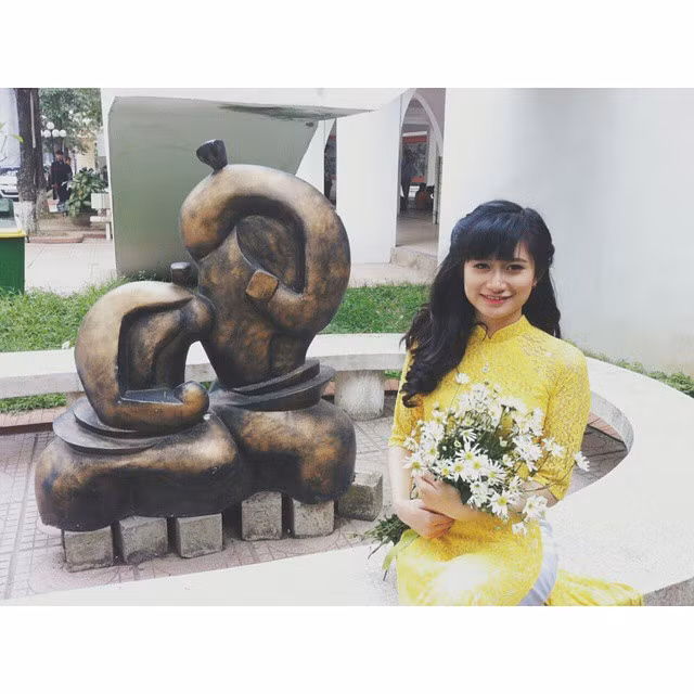 Những cô gái mong manh trong chiếc áo dài nhẹ nhàng nâng niu từng cánh hoa cúc họa mi.