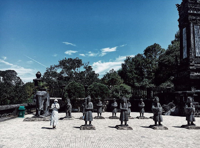 Mỗi điểm một kiểu dáng "sống ảo" khác nhau nhưng điểm chung đó là vẫn diễn trên mình bộ thời trang Ninja.