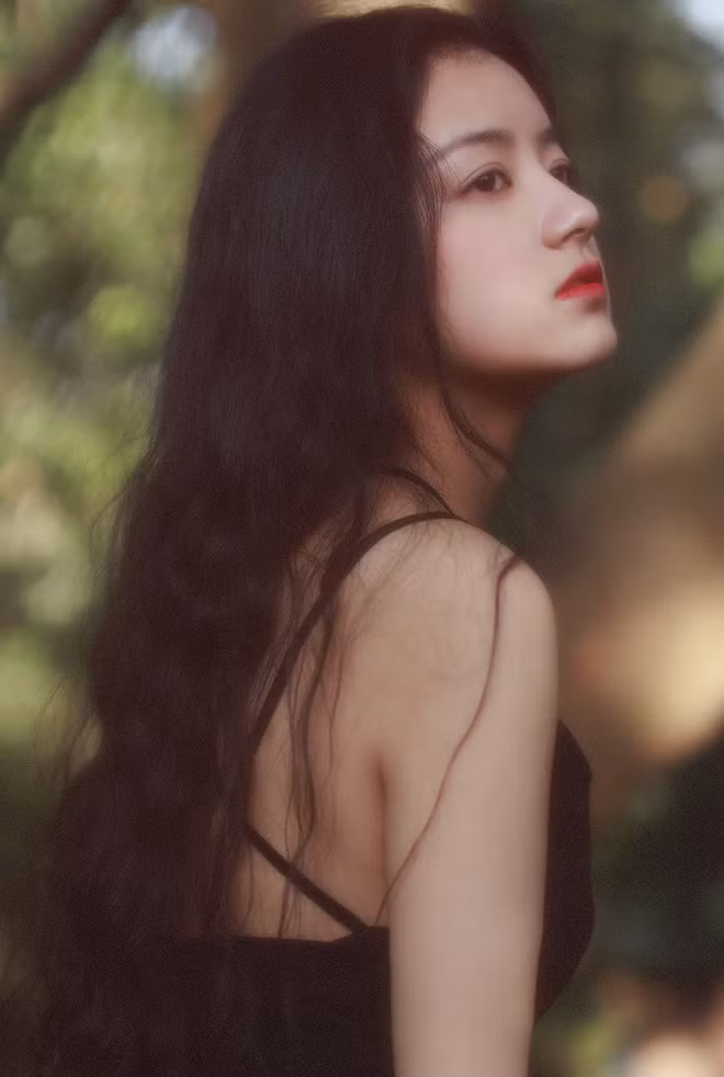 Ngắm nhìn nhan sắc của Từ Dĩnh, thậm chí nhiều người còn nhiều lần so sánh cô với các minh tinh nổi tiếng làng điện ảnh Trung Quốc như Địch Lệ Nhiệt Ba hay Cổ Lực Na Trát.