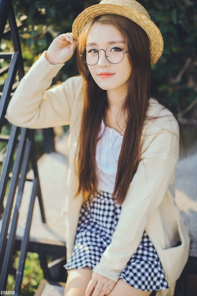 Vì vậy, rất nhiều những bản cover các bài hát nổi tiếng của cô nàng này trên kênh youtube được mọi người rất yêu thích, đặc biệt là giới trẻ.