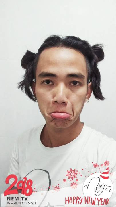 Còn với người yêu Thanh Tùng, cô bạn này lại cho hay rằng ngắm anh chàng này buông tóc và gió thổi tung lên là khoảnh khắc khiến cô phải mê mẩn.