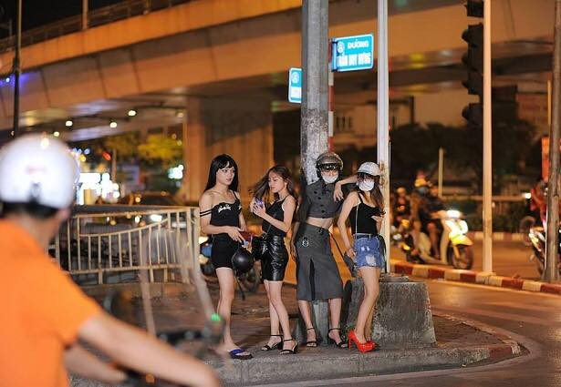 Tuy nhiên, chàng trai bán hàng online này cũng chỉ muốn tạo hình ảnh mang tính giải trí để mọi người thư giãn tinh thần sau ngày làm việc vất vả chứ không phải là sự phản ánh điều tiêu cực của xã hội.