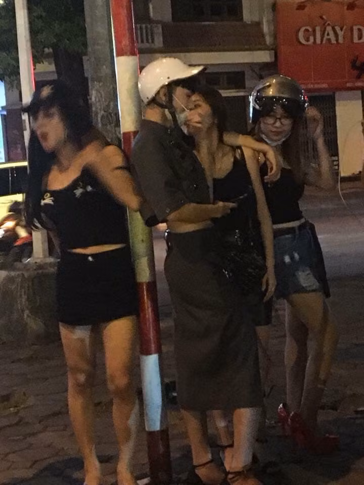 Nickname Phạm Tuấn chia sẻ: "Càng ngày bạn càng lố, càng gây khó chịu cho nhiều người. Trước bán quần áo, giờ bán cả thân hả bạn".