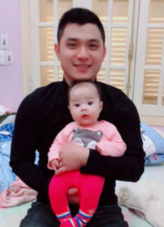 Cũng theo chia sẻ của Chi, sau khi cô sinh do cũng bận chăm con cùng nên anh chồng đã giảm cân và giờ chỉ còn 65 kg. Tuy nhiên, cho đến thời điểm hiện tại, cô vợ sinh năm 1994 vẫn thắc mắc rằng sau khi cưới chồng cũng ăn uống bình thường mà không biết sao lại tăng cân dữ vậy.